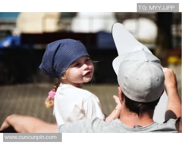 小法晒照为继女庆生相差十二岁父女情深尽显家庭温情